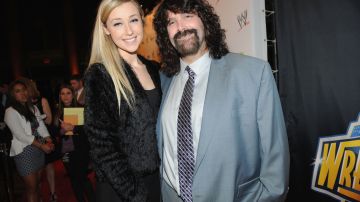 Mick Foley y su hija Noelle durante un evento de la WWE Superstars.