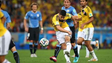 James Rodríguez impacta el balón ante Uruguay para anotar el mejor gol del Mundial Brasil 2014 y ganador del premio Puskas.