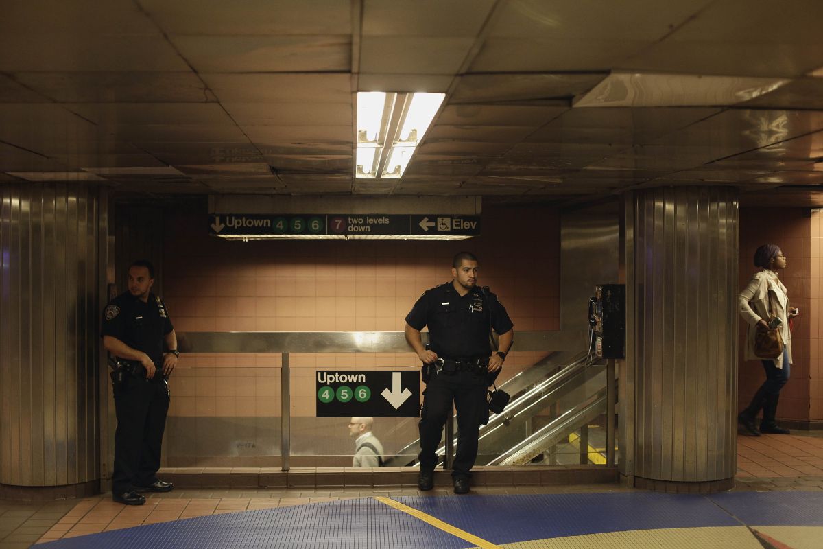 Man pushes another onto 7 train tracks at Grand Central amid fight and flees station