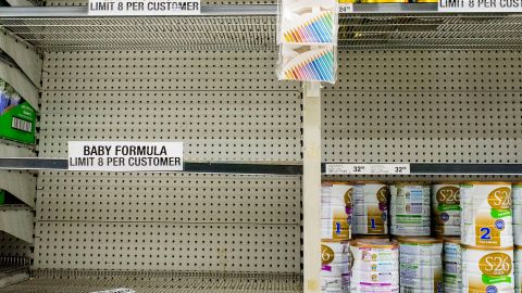 La crisis de la fórmula infantil comenzó con la escasez de la cadena de suministro pandémica, junto con el cierre de una planta de fórmula de Abbott.