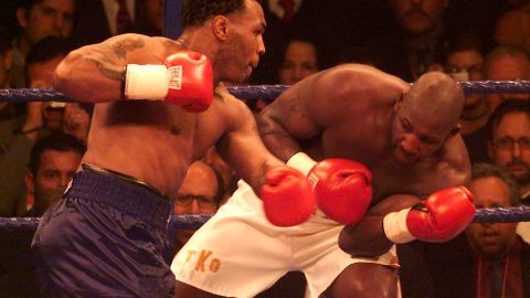 Julius Francis (R) durante su combate ante Mike Tyson en el año 2000.