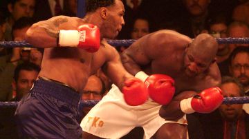 Julius Francis (R) durante su combate ante Mike Tyson en el año 2000.