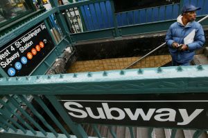 Trastornado se lanza a rieles del tren Subway en Manhattan y paraliza el servicio por una hora