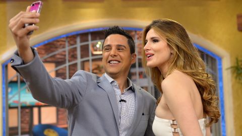 Alejandro Chabán junto a la actriz Bella Thorne.