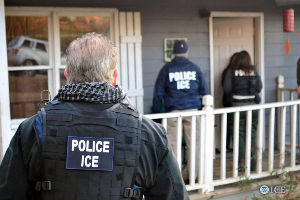 Juez de California declara inconstitucional que agentes de ICE puedan ingresar a casas para arrestar migrantes