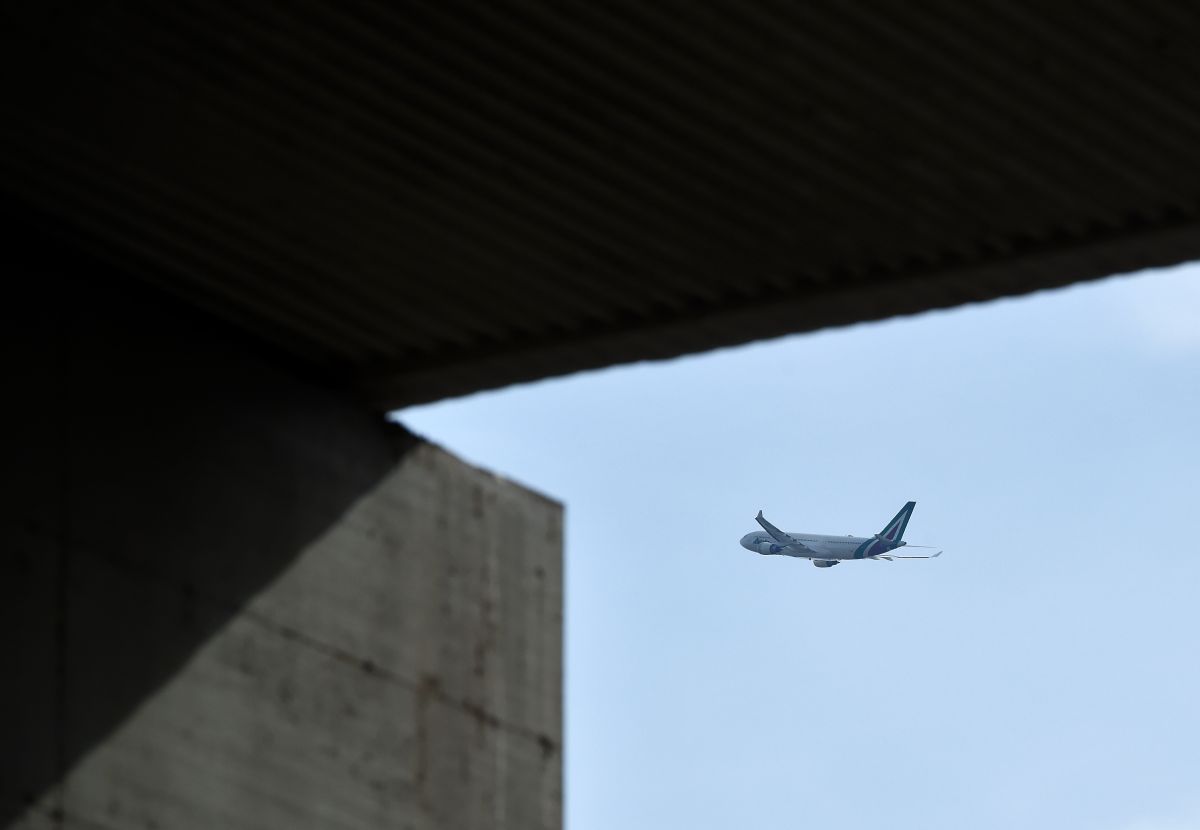 Two pilots fall asleep during a flight from New York to Rome while the plane was traveling at 38,000 feet