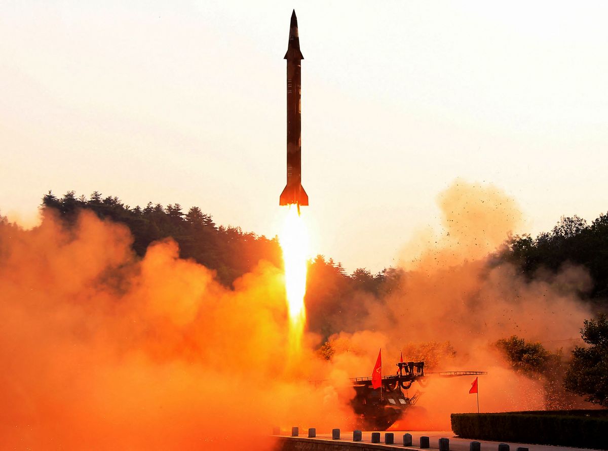 Misil balístico de Corea del Norte en pleno despegue.