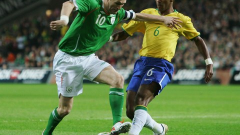 Richarlyson disputa una pelota en un amistoso ante Irlanda en 2008.