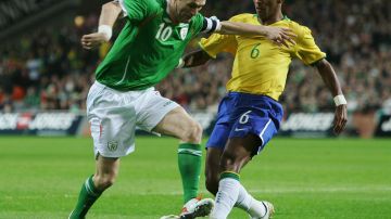 Richarlyson disputa una pelota en un amistoso ante Irlanda en 2008.