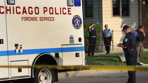 Cuando llegó la policía, declararon sin vida a una mujer, mientras otra mujer y tres niños fueron trasladados a un hospital.