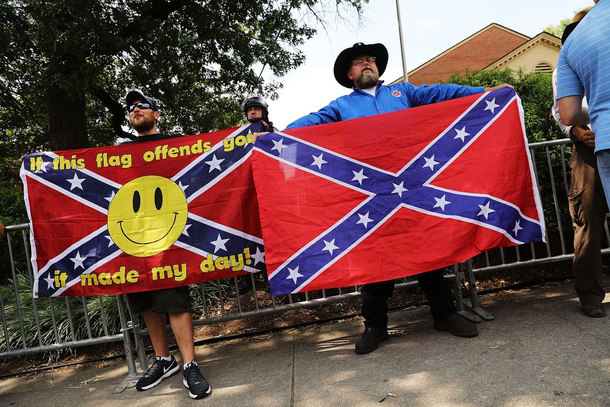 Simpatizantes pro-confederados en Knoxville, Tennessee, durante una manifestación de supremacistas blancos.