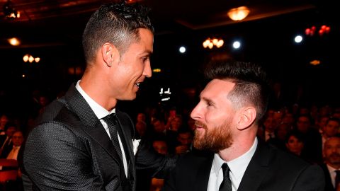 Cristiano Ronaldo (L) y Lionel Messi (R) abandonaron la lista de los jugadores más valiosos según Transfermarkt.