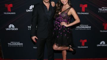 El actor Sebastián Caicedo junto a su esposa, Carmen Villalobos.