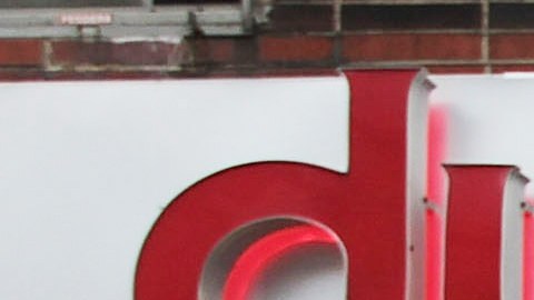 El hombre asaltó un Duane Reade y luego agredió a dos mujeres.