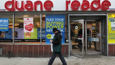 El hombre asaltó un Duane Reade y luego agredió a dos mujeres.