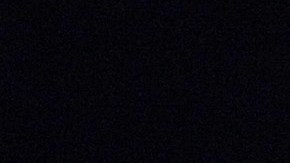 El colmillo de mamut sobresale de la orilla de un río en Alaska.