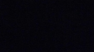 El colmillo de mamut sobresale de la orilla de un río en Alaska.