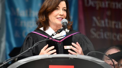 La gobernadora Kathy Hochul en una ceremonia de la  LaGuardia Community College.