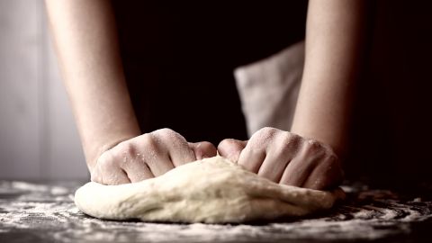 Hombre haciendo pizza