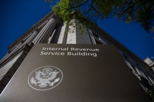 El IRS amplía bots de voz para reducir tiempo de espera de atención de contribuyentes
