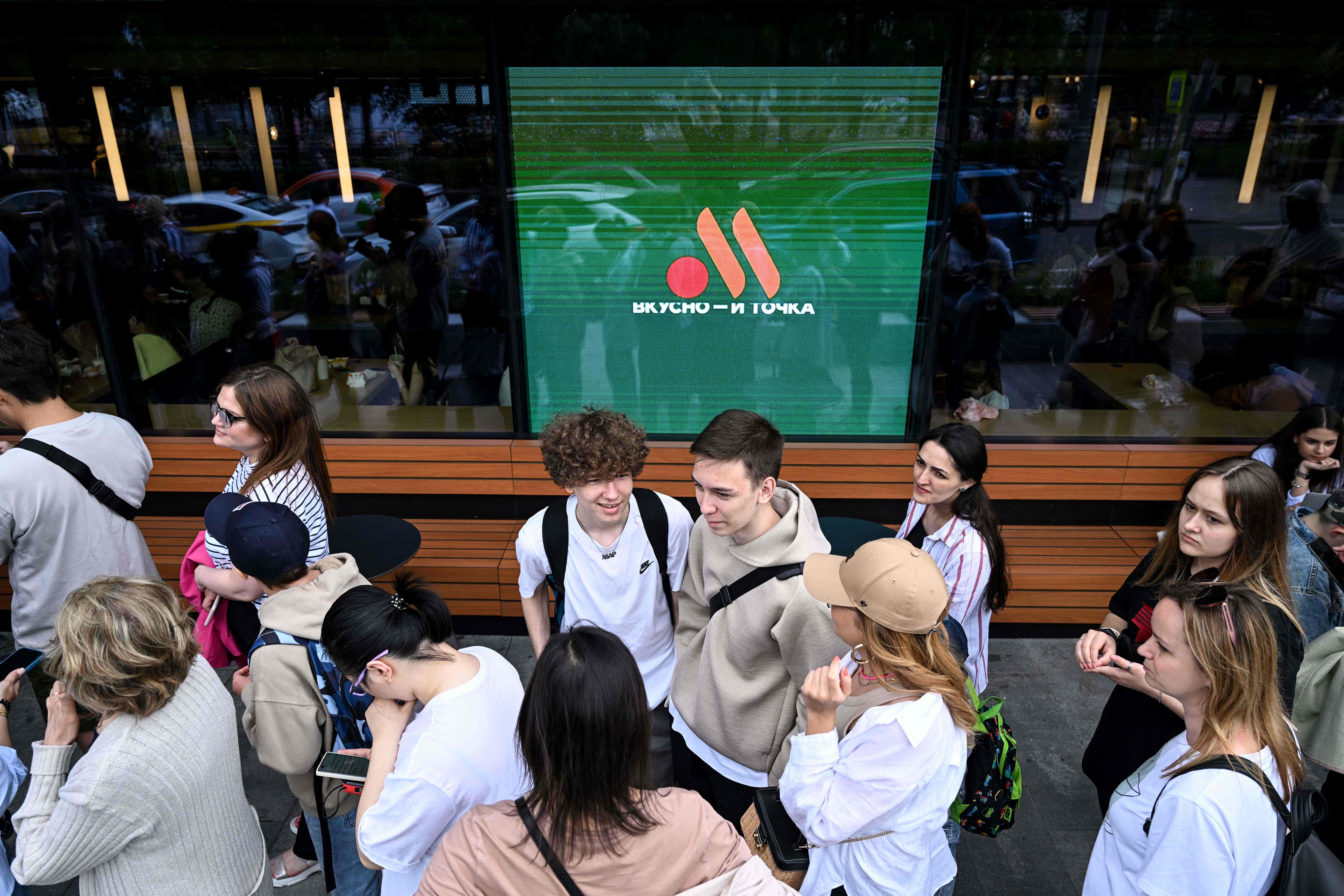 Rusia inaugura en Moscú Vkusno i Tochka, la tienda que reemplaza a McDonald's