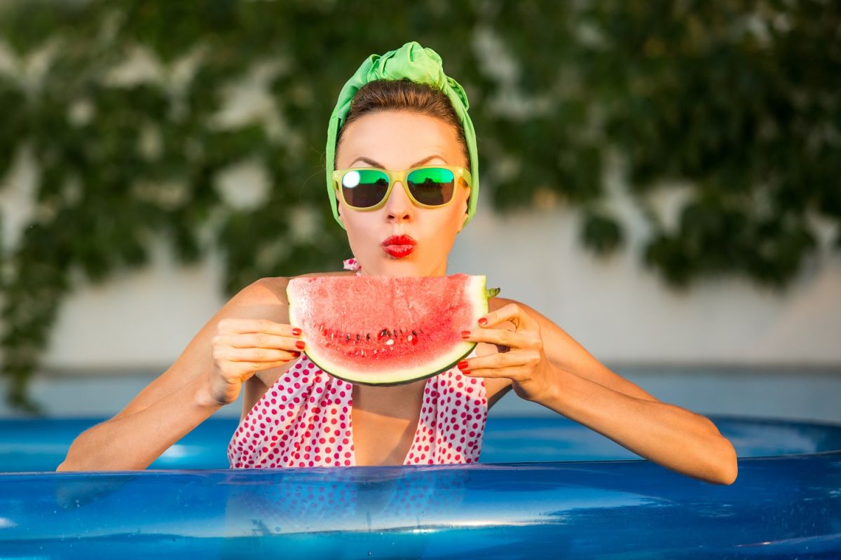 Mujer comiendo sandía