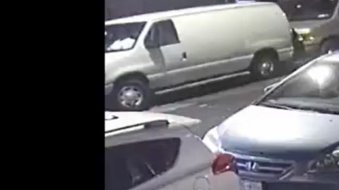 La mujer fue arrastrada por la banqueta al intentar recuperar su bolso.