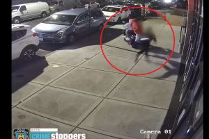 VIDEO: Mujer es arrastrada por asaltantes en moto que le robaron su bolso en Brooklyn