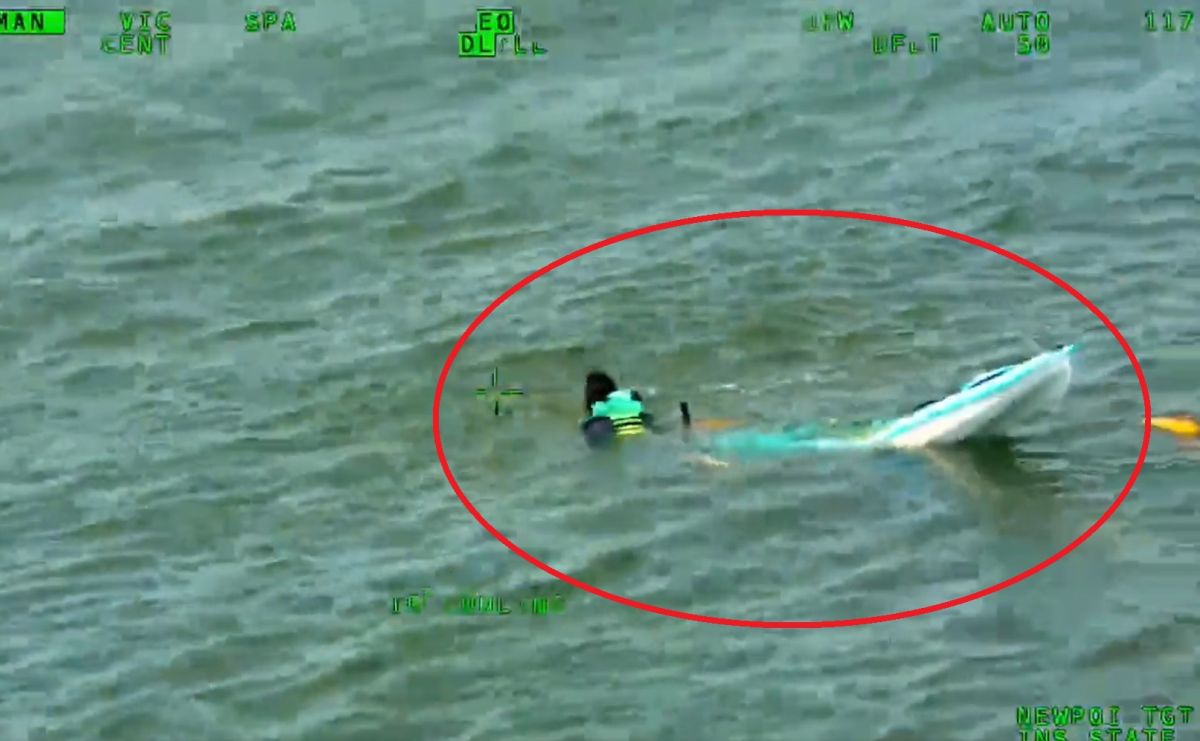 Un video muestra el momento del rescate del hombre en una bahía de Jamaica, Queens.
