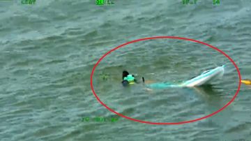 Un video muestra el momento del rescate del hombre en una bahía de Jamaica, Queens.