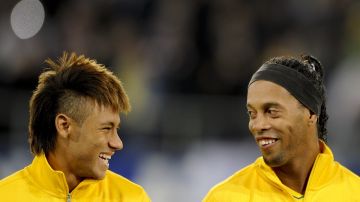 Brazil's forwards Neymar (L) and Ronaldi