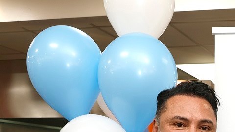 Óscar de la Hoya su pareja Holly Sonders.