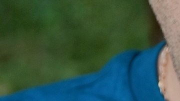 Hombre bebiendo en lata