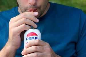 Hombre adicto a la Pepsi bebió 30 latas al día durante 20 años