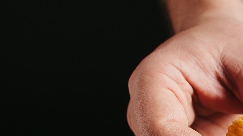 Hombre comiendo alimentos chatarra