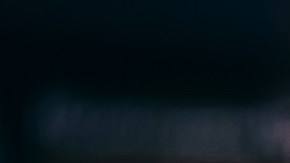 Personas bebiendo cerveza en pub