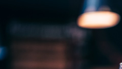 Personas bebiendo cerveza en pub