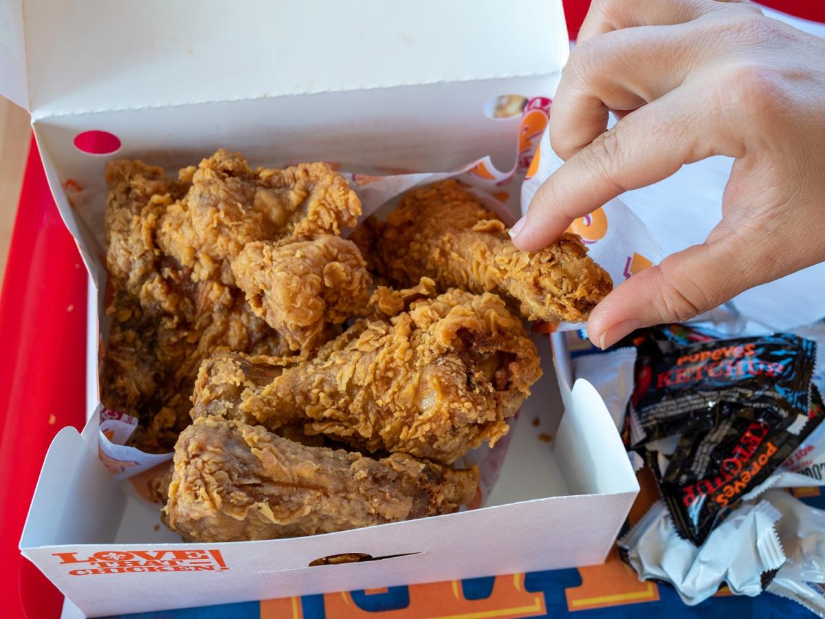 Popeyes está vendiendo su pollo frito a 59 centavos por su 50 aniversario -  El Diario NY