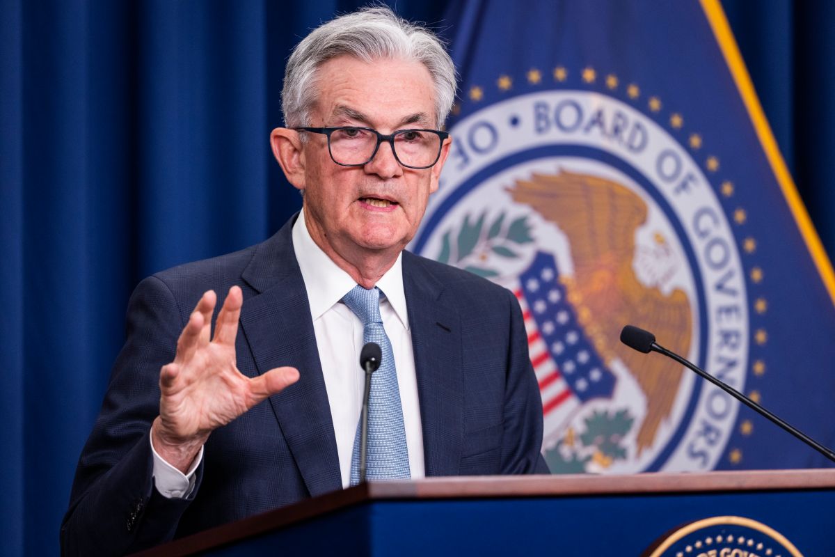 Presidente de la Reserva Federal, Jerome Powell, habla a los medios para anunciar el aumento de las tasas de interés.