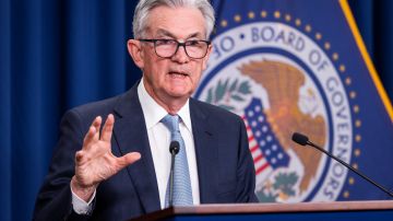 Presidente de la Reserva Federal, Jerome Powell, habla a los medios para anunciar el aumento de las tasas de interés.