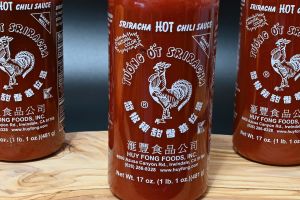 Un restaurante de Los Ángeles cambia comida por botellas cerradas de salsa Sriracha ante desesperación por desabastecimiento
