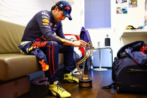 Checo Pérez se disculpó por su descontrolado festejo tras su triunfo en Mónaco: "Estamos más unidos que nunca mi esposa y yo"