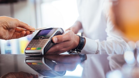 Gastos de estadounidenses con tarjeta de crédito y débito siguen aumentando a pesar de inflación