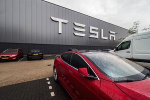 Exempleados de Tesla demandan a la empresa por despido masivo
