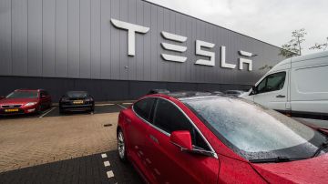 Exempleados de Tesla demandan a la empresa por despido masivo