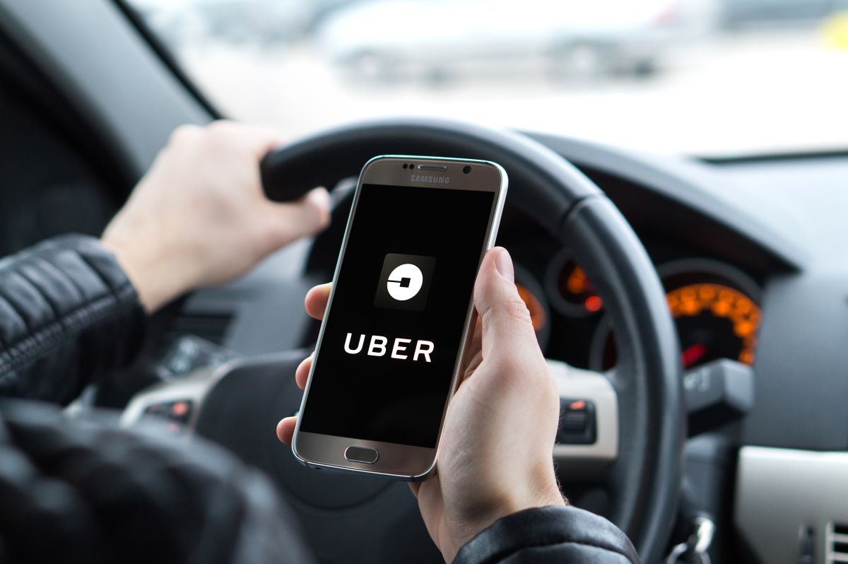 Uber y Lyft enfrentan nuevos desafíos en 2022. 