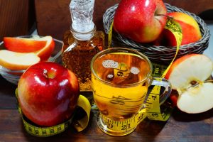 Con qué no debes mezclar nunca el vinagre de sidra de manzana para que te ayude a bajar de peso