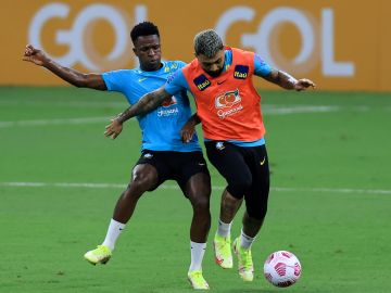 Vinicius y Richarlison se pelean en pleno entrenamiento de Brasil