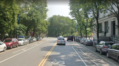 West 77th St, entre  Museo Americano de Historia Natural  y New-York Historical Society