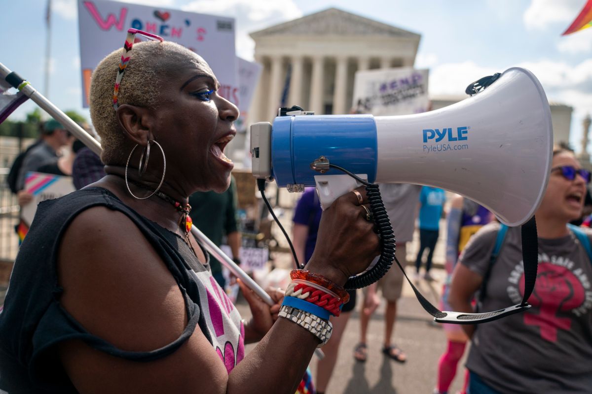 Activistas pro aborto protestan en el exterior de la Corte Suprema tras el fallo que revoca ese derecho reproductivo a nivel federal.